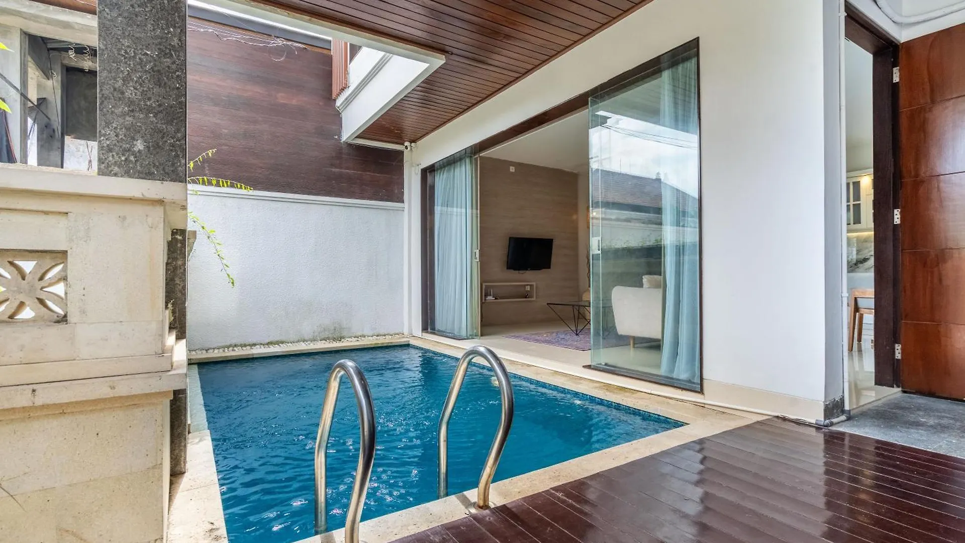 Lovely 3 Bedroom Villa In Kerobokan contacts